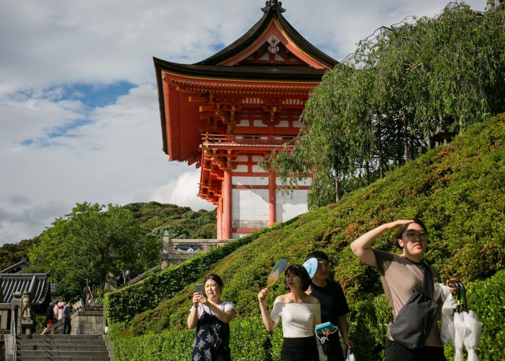 Japonya turist vizesi ile seyahat eden gezginler ve Tokyo manzarası