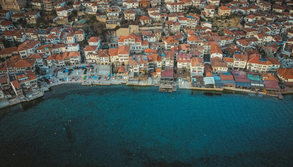Kuzey Makedonya Ohrid Gölü kıyısında UNESCO Dünya Mirası listesinde yer alan tarihi şehir ve doğal manzara