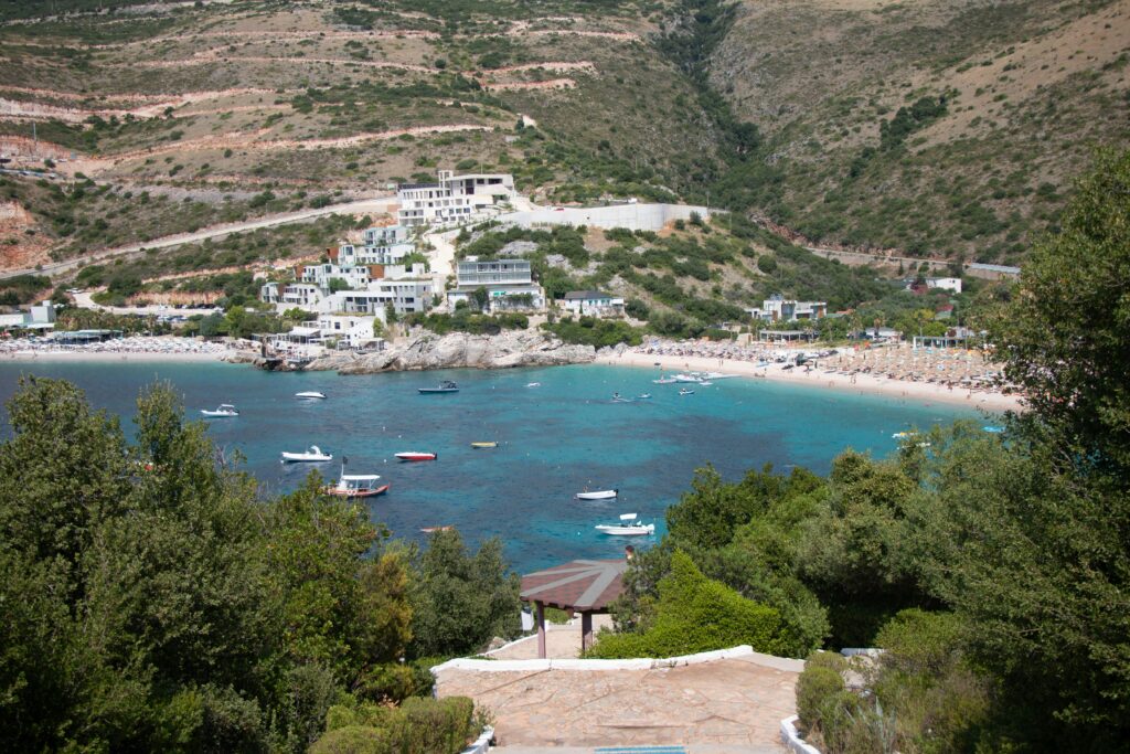 Vizesiz Balkan ülkelerinden Arnavutluk’un Saranda şehrinde temiz deniz ve sahil tatili manzarası